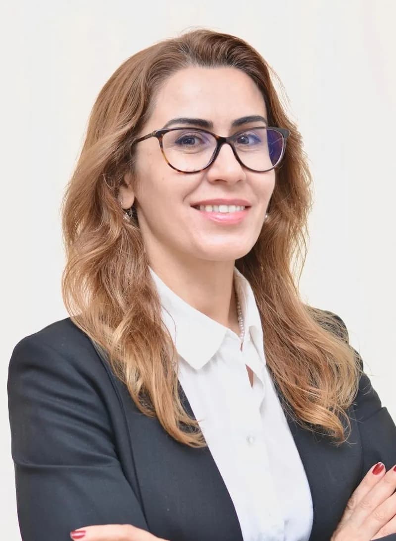 Emine Yilmaz Butun portresi