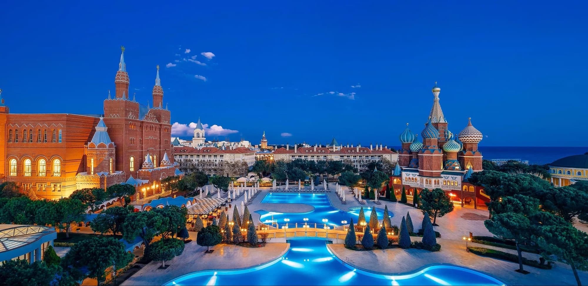 Antalya'daki Kremlin Palace otelinin alacakaranlıkta görünümü